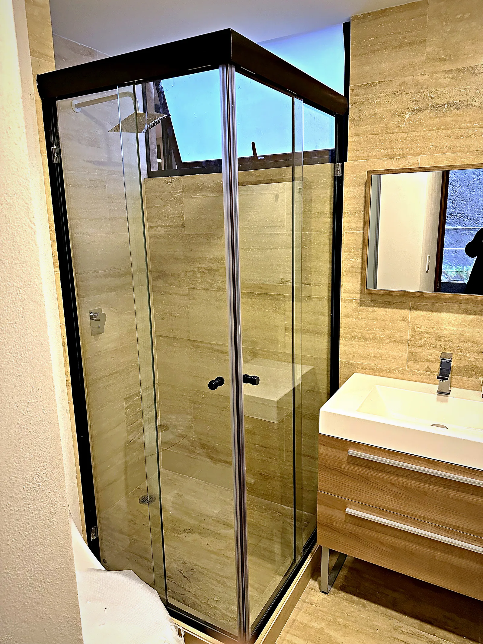 Cancel de baño corredizo esquinero con cabezal de aluminio negro