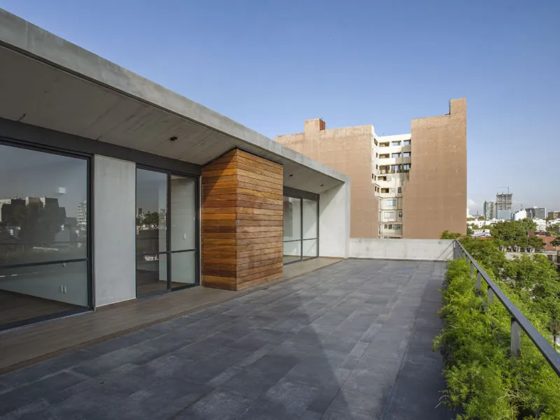Pabellón con ventanal de aluminio y muro de madera