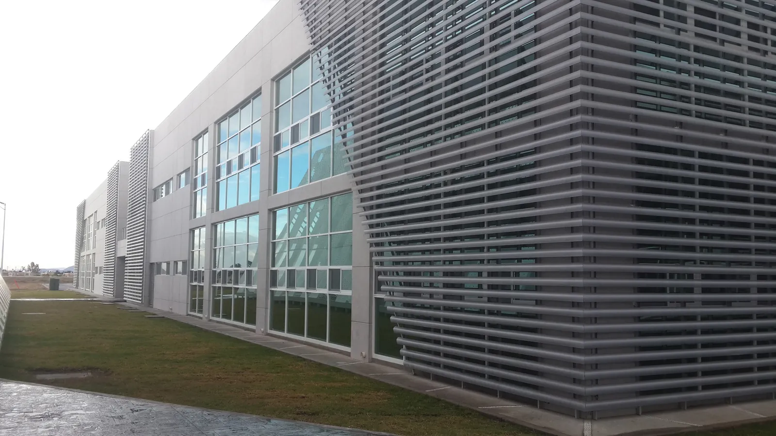 Fachada con louvers de aluminio del Colegio del Aire