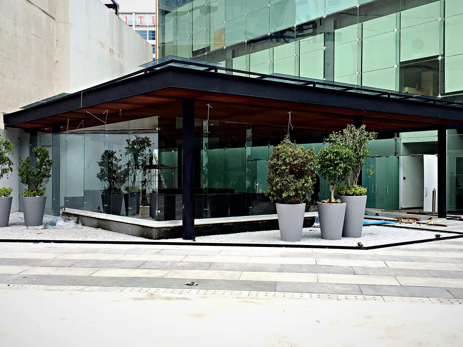 Local comercial con fachada de cristal y pérgola