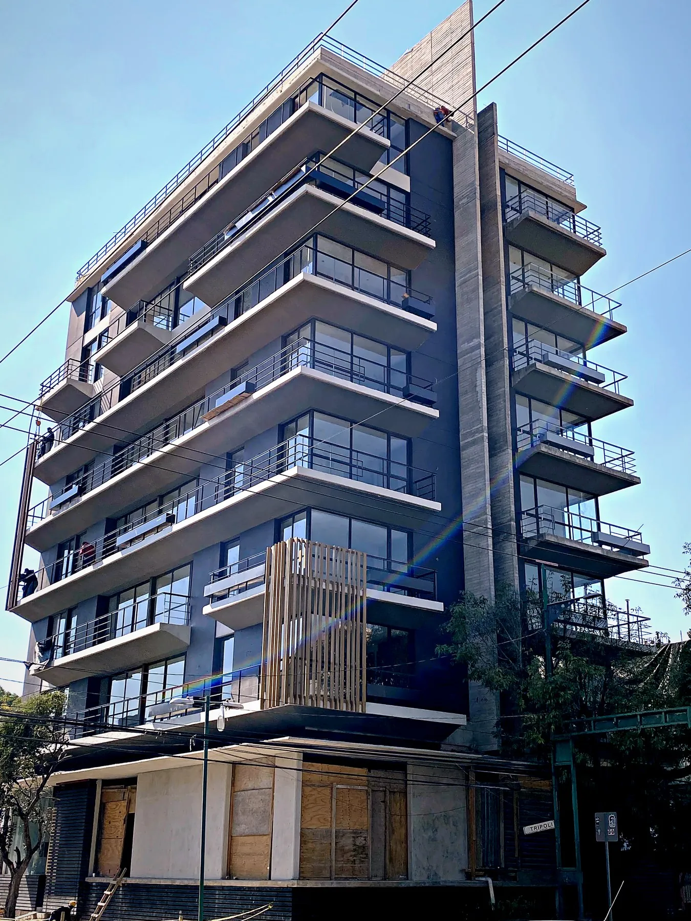 Edificio de departamentos con ventanería y barandales de aluminio y vidrio