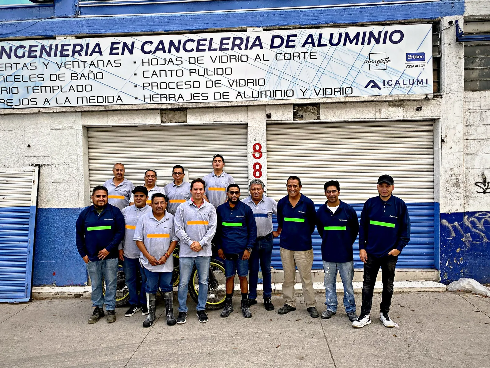 Equipo de Icalumi frente al taller en Iztacalco