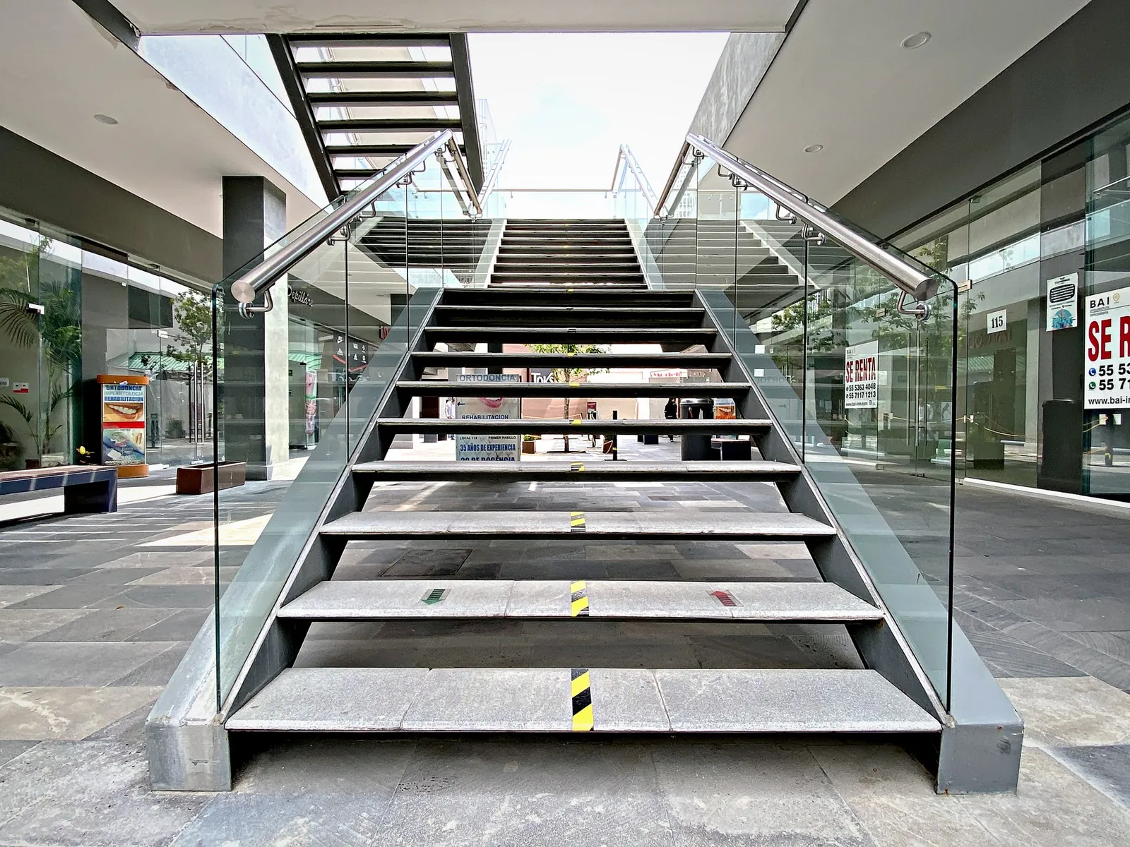 Escalera con barandal de vidrio templado