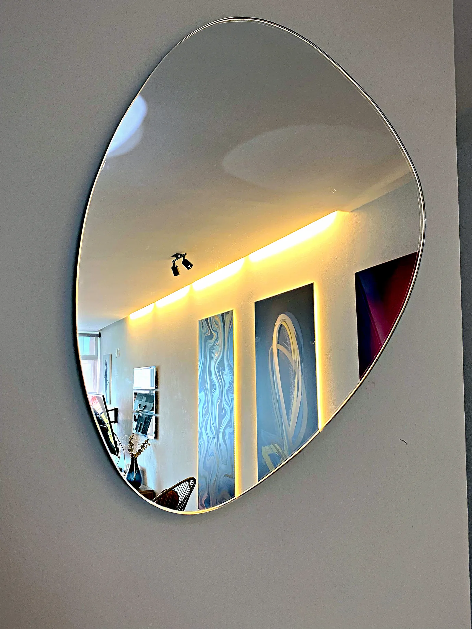 Espejo de forma orgánica instalado en sala