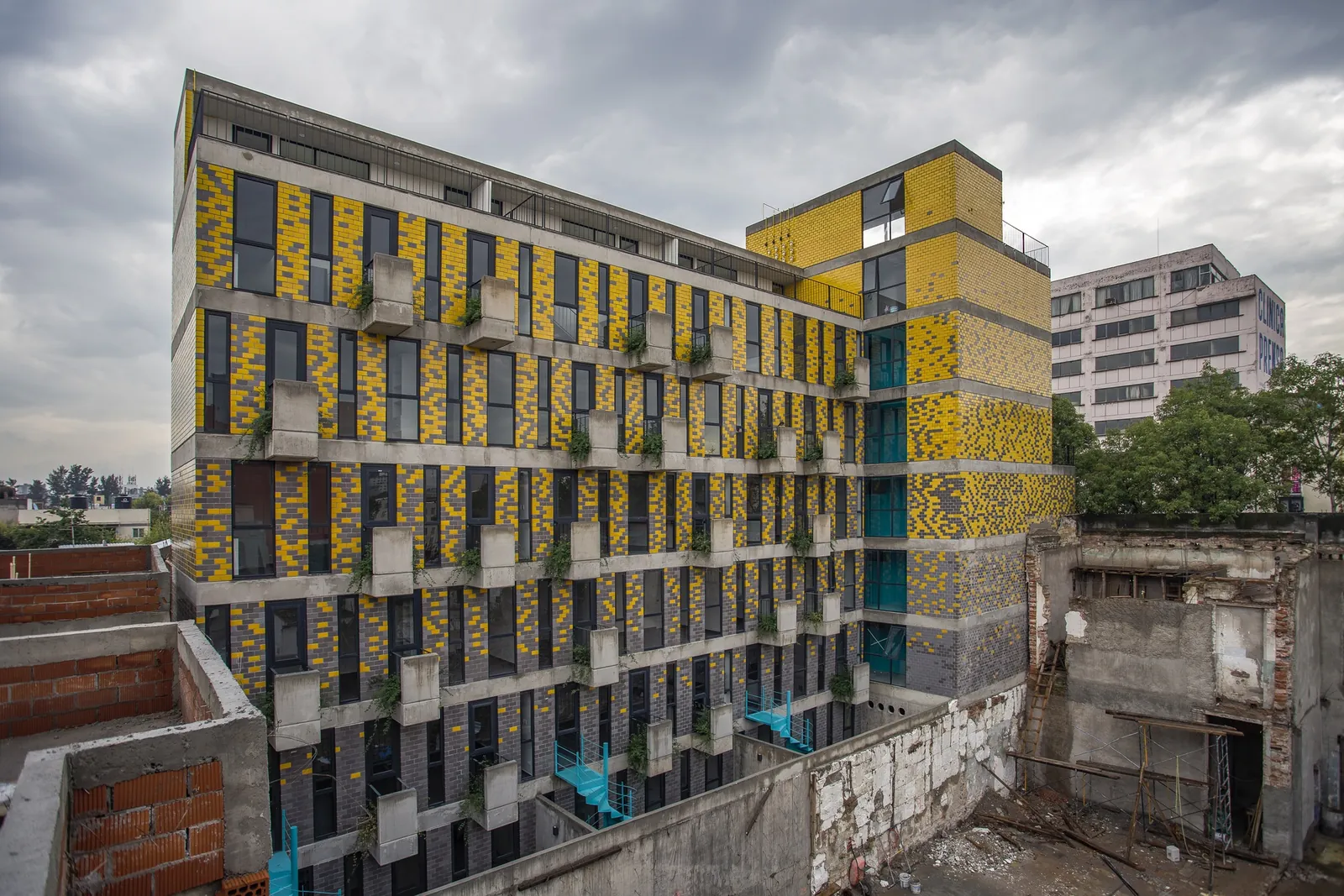 Edificio Guerrero 108 con ventanas y balcones de aluminio