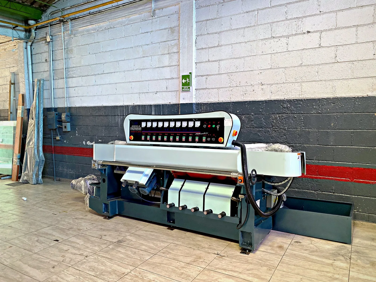 Máquina de canteado y pulido de vidrio en el taller