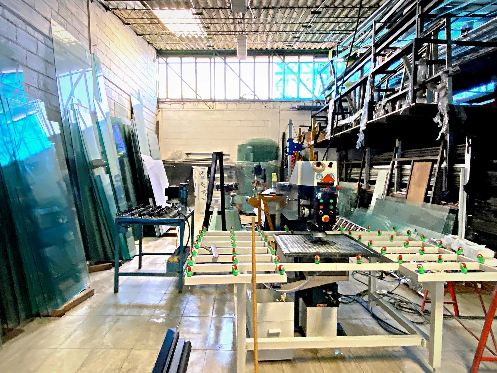 Área de corte y armado de vidrio en el taller