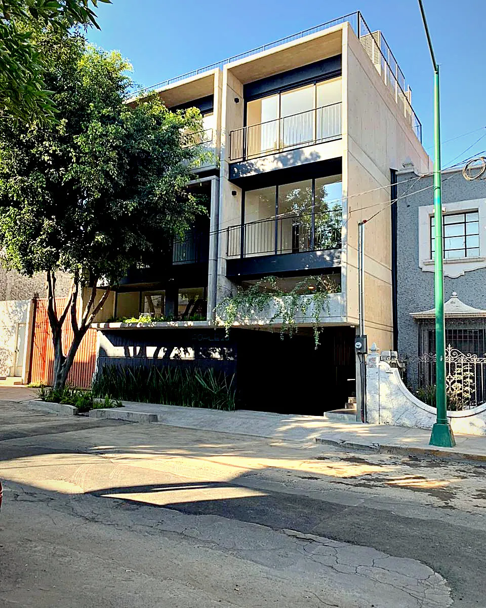 Edificio Pople 26 con ventanales corredizos de aluminio negro