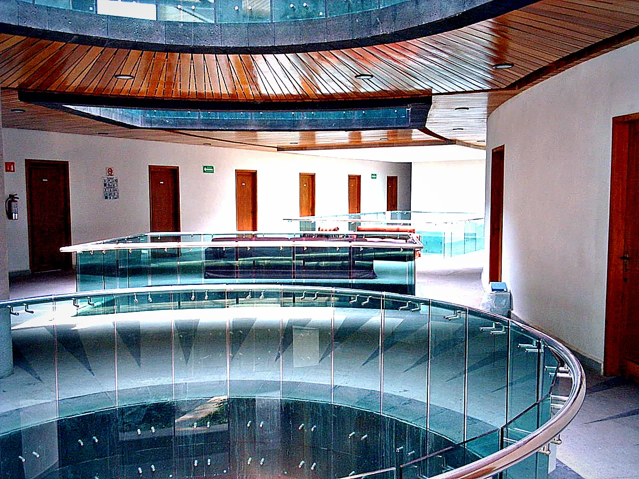 Barandal curvo de cristal alrededor de patio interior