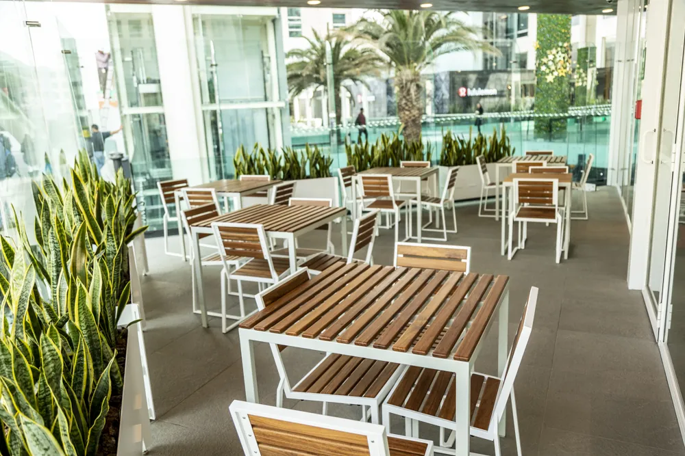 Terraza de Shake Shack con canceles de vidrio
