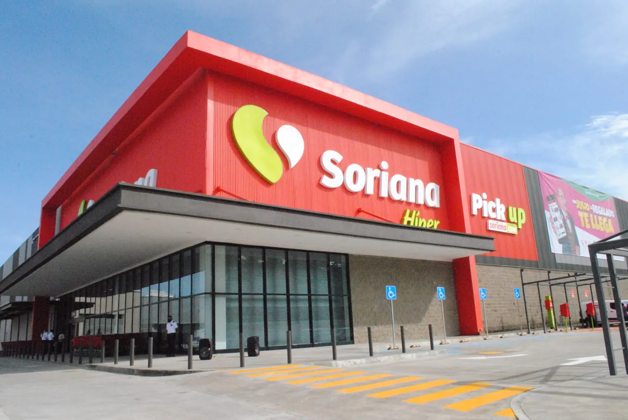 Fachada de tienda Soriana con cancelería de aluminio y cristal