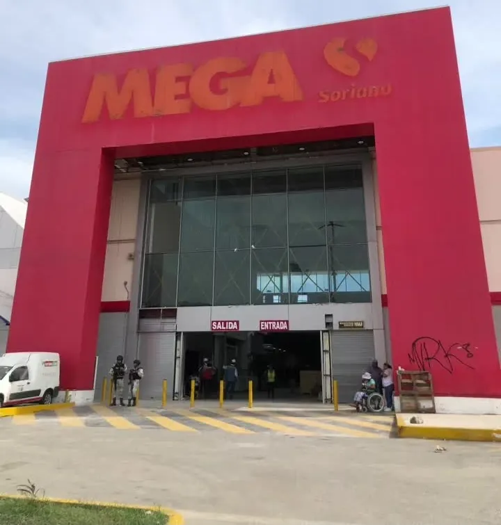 Fachada con muro cortina de Soriana Diamante en Acapulco