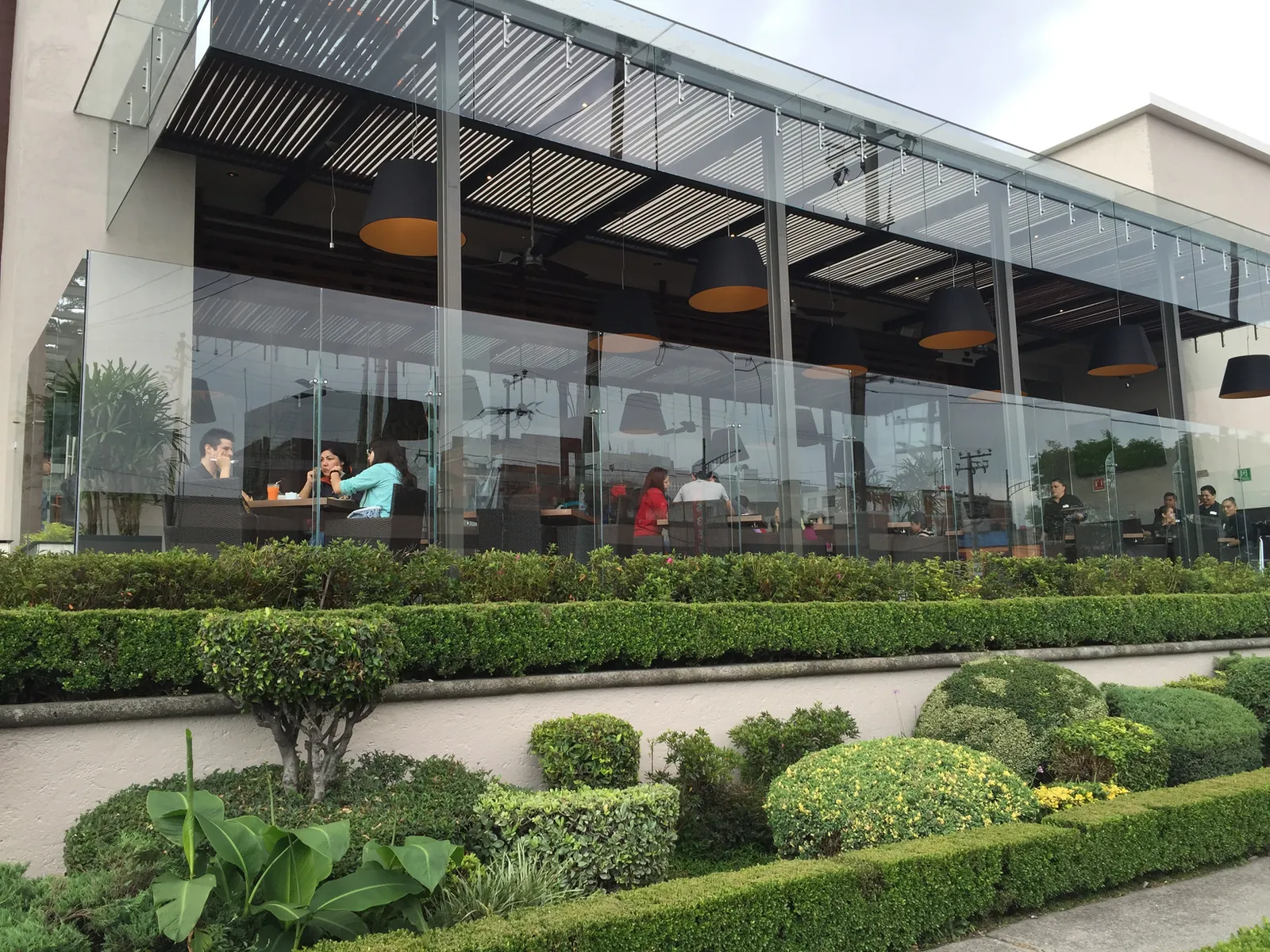 Terraza de restaurante cerrada con cristal templado