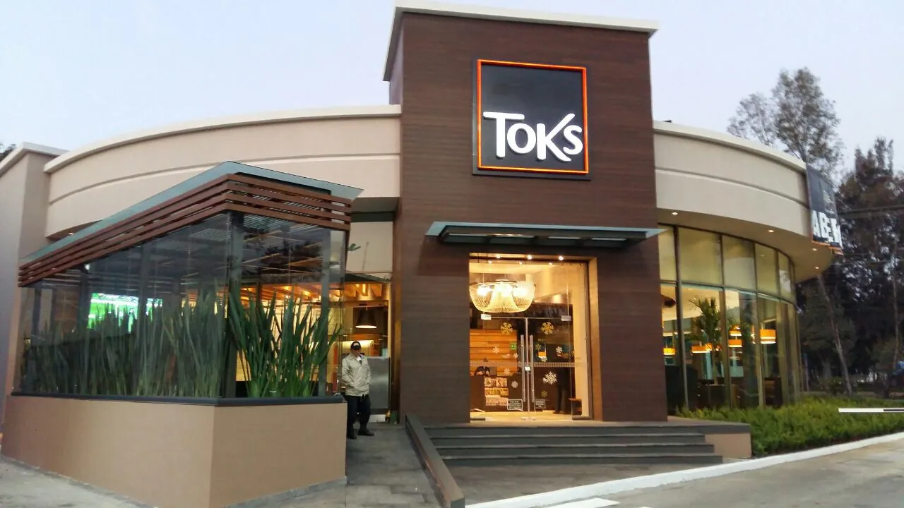 Fachada de Restaurantes Toks con cancelería de cristal