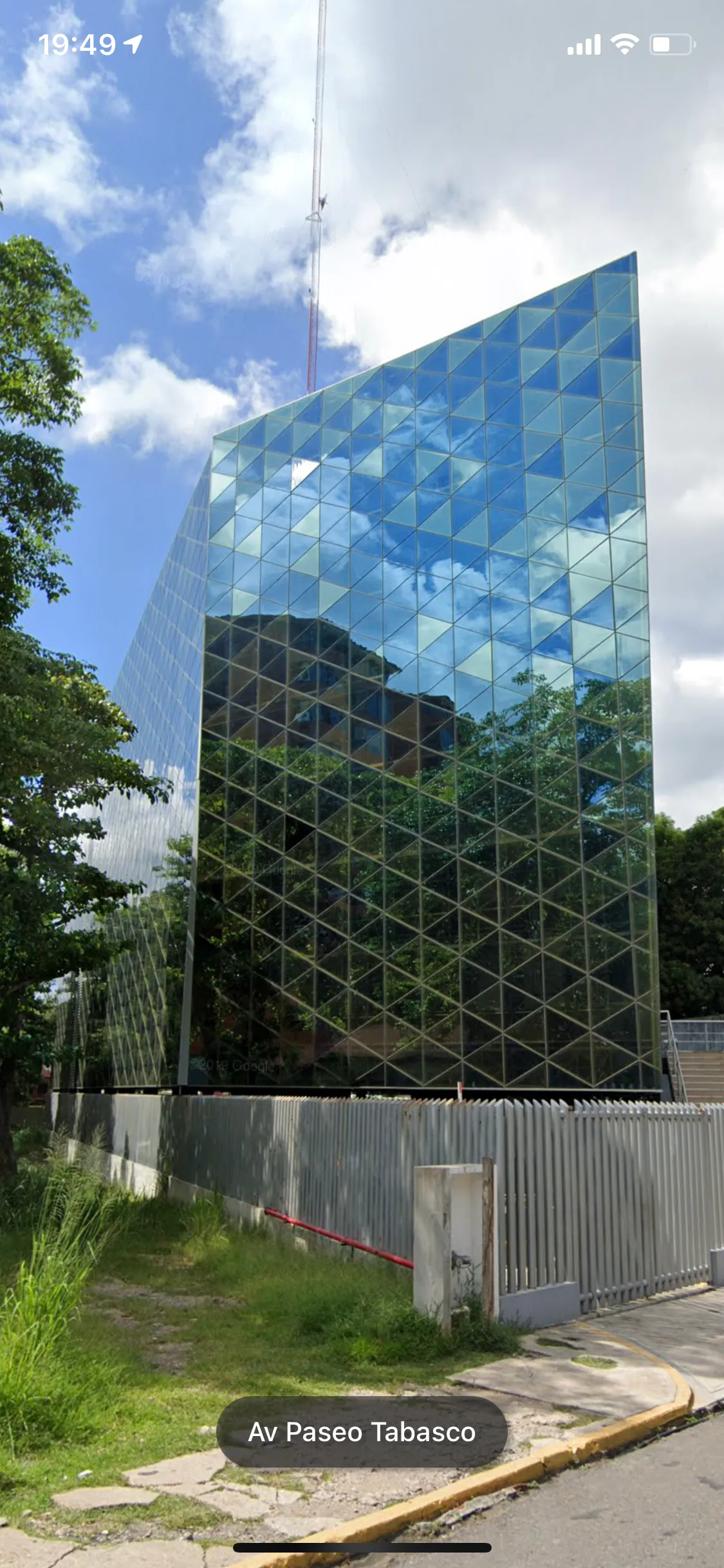 Torre con fachada de cristal reflejante